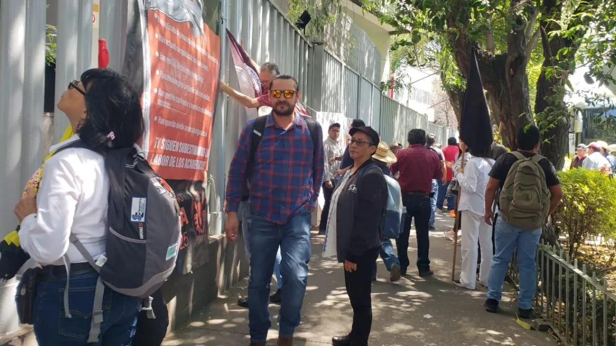 Académicos de Chapingo exigen en SADER aumento salarial