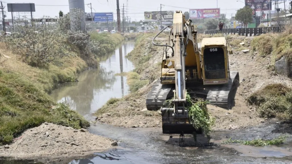 CAEM retira más de mil toneladas de azolve en canal de San Mateo Atenco