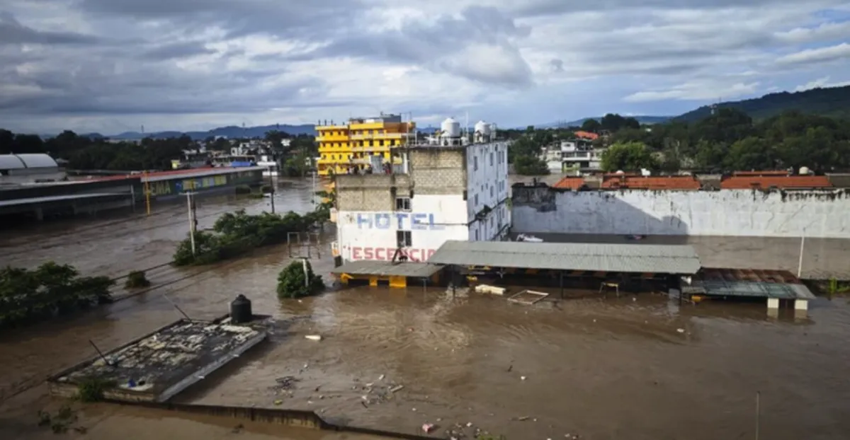 Lluvias arrastran hidrocarburo a Poza Rica y Coatzintla: Pemex