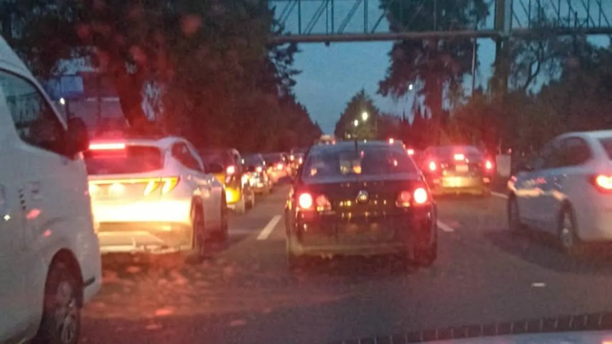 Taxistas bloquean Paseo Tollocan en Toluca