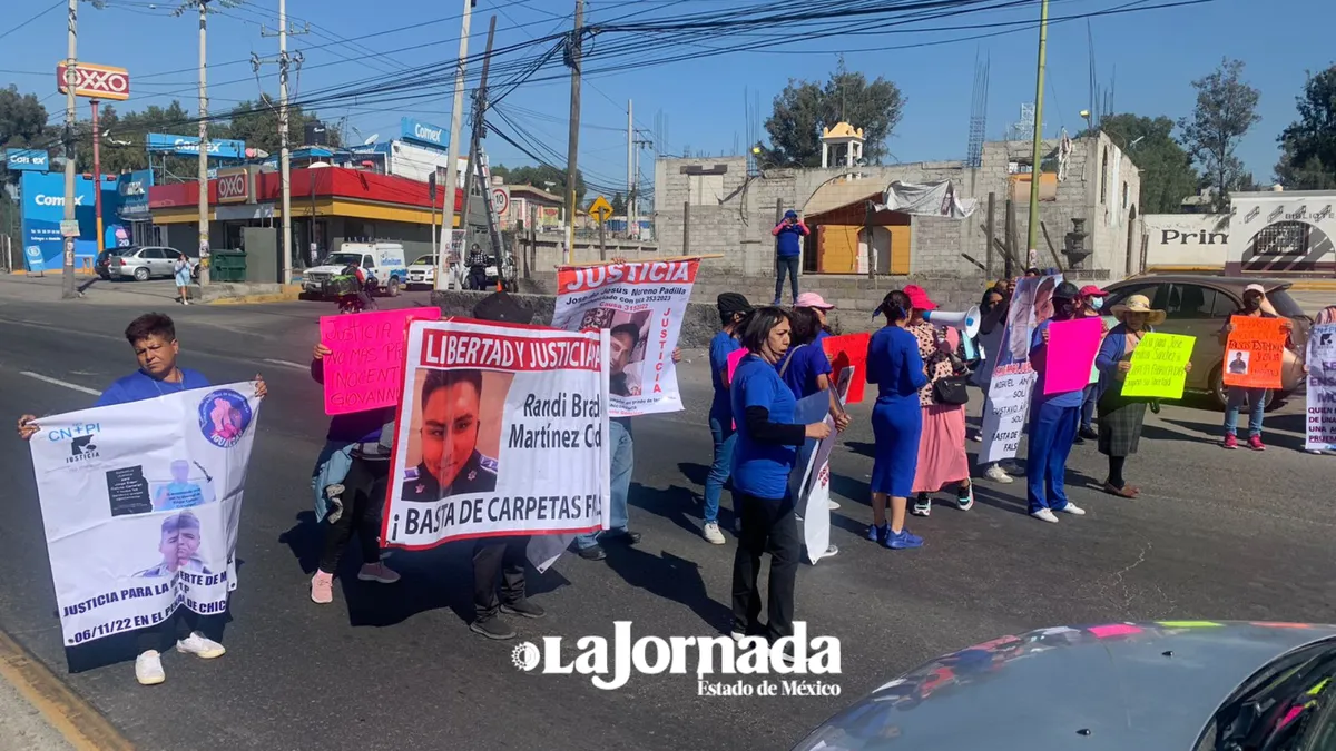 Video: Colectivo bloquea la Texcoco-Lechería para denunciar fabricación de carpetas