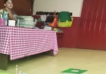 Toluca: Maestra avienta cuadernos al piso para que alumnos los recojan