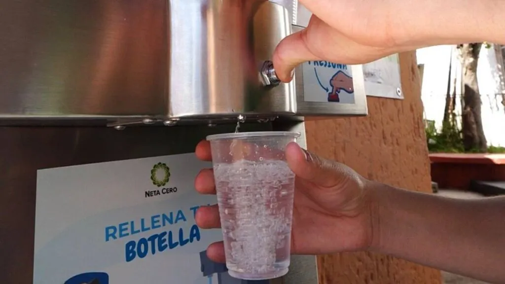 José Couttolenc inaugura primeros bebederos gratuitos en Edomex