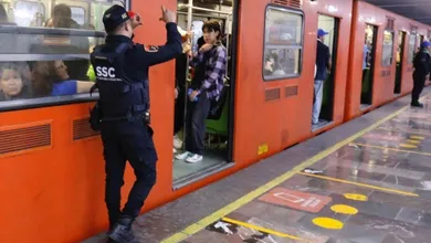 A través de redes sociales, pasajeros manifestaron su inconformidad por los tiempos de espera prolongados.