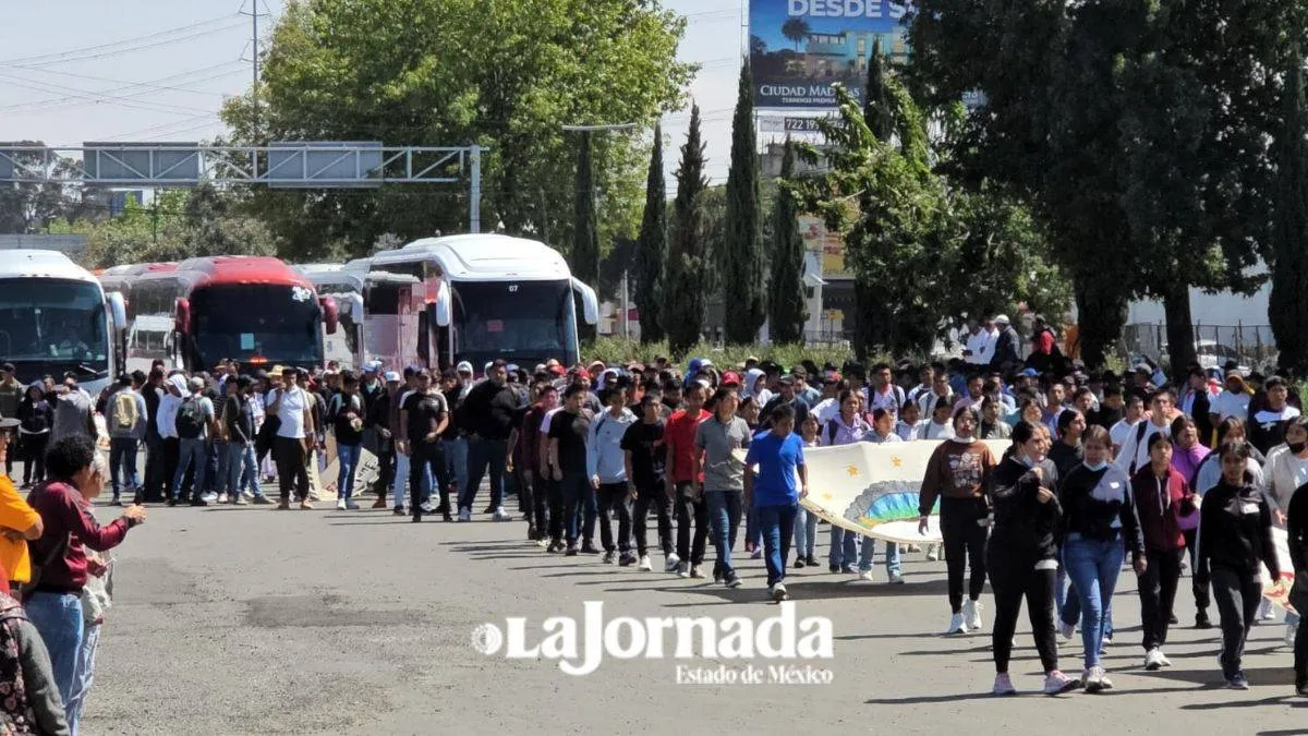 Normalistas de Tenería marchan en Toluca
