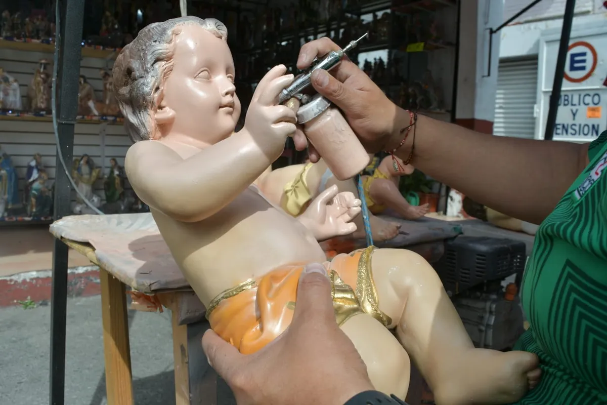 Restauradores preservan imágenes religiosas previo al Día de la Candelaria