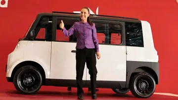 Claudia Sheinbaum presenta Olinia, el primer auto eléctrico mexicano