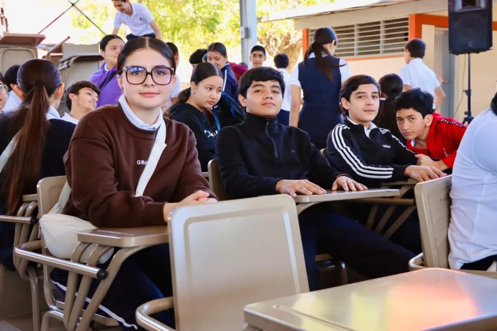 José Paz López entrega mobiliario a secundaria de Badiraguato; reitera su compromiso con la educación