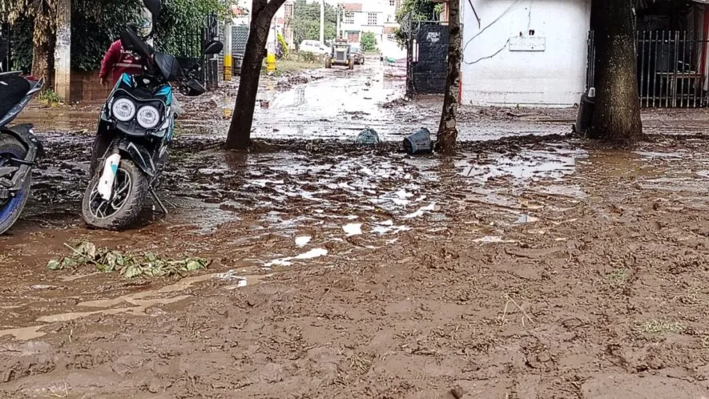 Inundaciones en Chalco dejan a vecinos nuevamente entre lodo y basura; acusan falta de limpieza