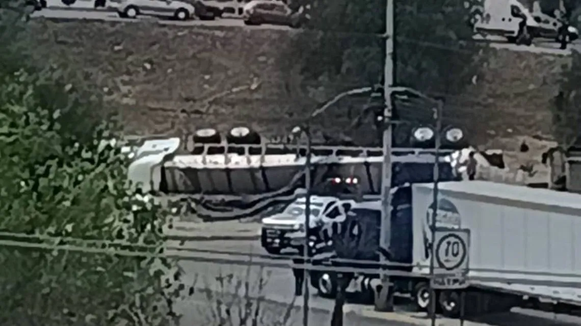Cuautitlán Izcalli: Tráiler que transportaba madera volcó en avenida Huehuetoca