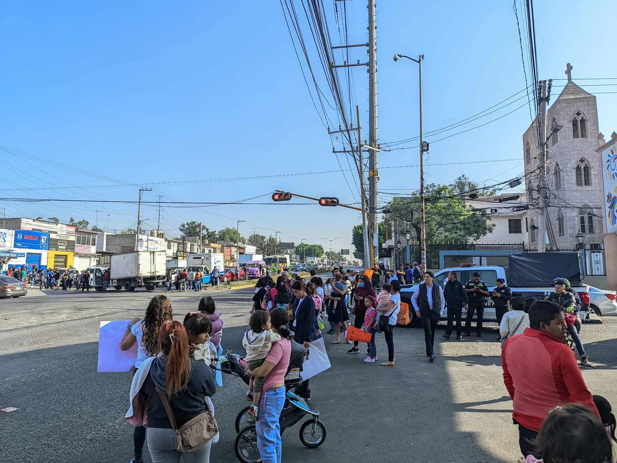Según testimonios compartidos en redes sociales, el bloqueo fue realizado por manifestantes para impedir el paso vehicular.