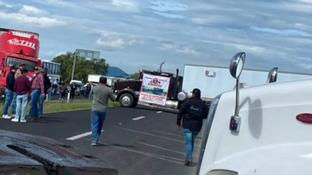 Se suma bloqueo en la México-Tulancingo a protestas de transportistas