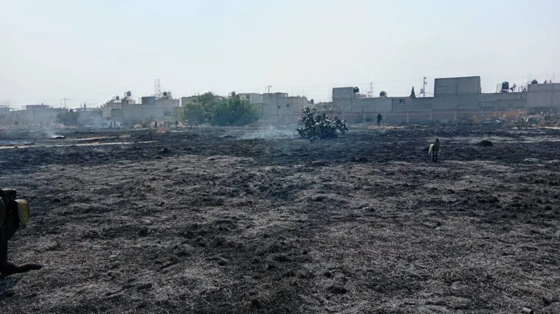 Chimalhuacán: Arde basura y pastizal en predio