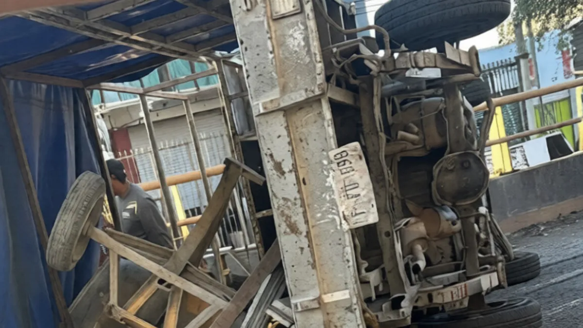 La unidad quedó recostada sobre uno de sus costados y transportaba tablones, así como una máquina revolvedora para mezclar cemento, materiales que quedaron esparcidos en la cinta asfáltica.