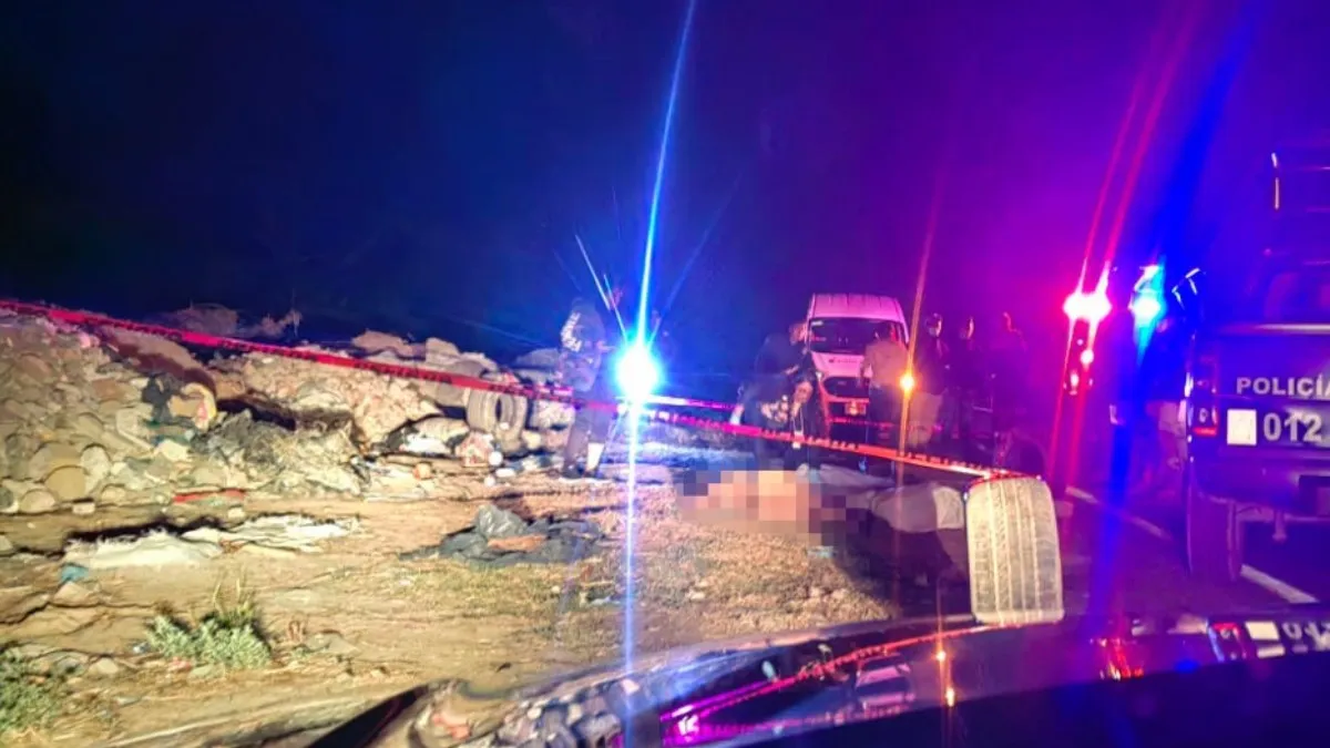 Hallan cadáver desnudo de una mujer en la carretera