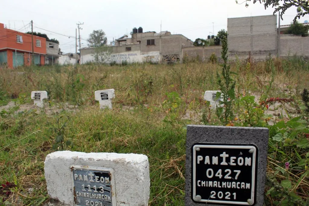Refrigeradores y colchones viejos son abandonados en los panteones de Chimalhuacán