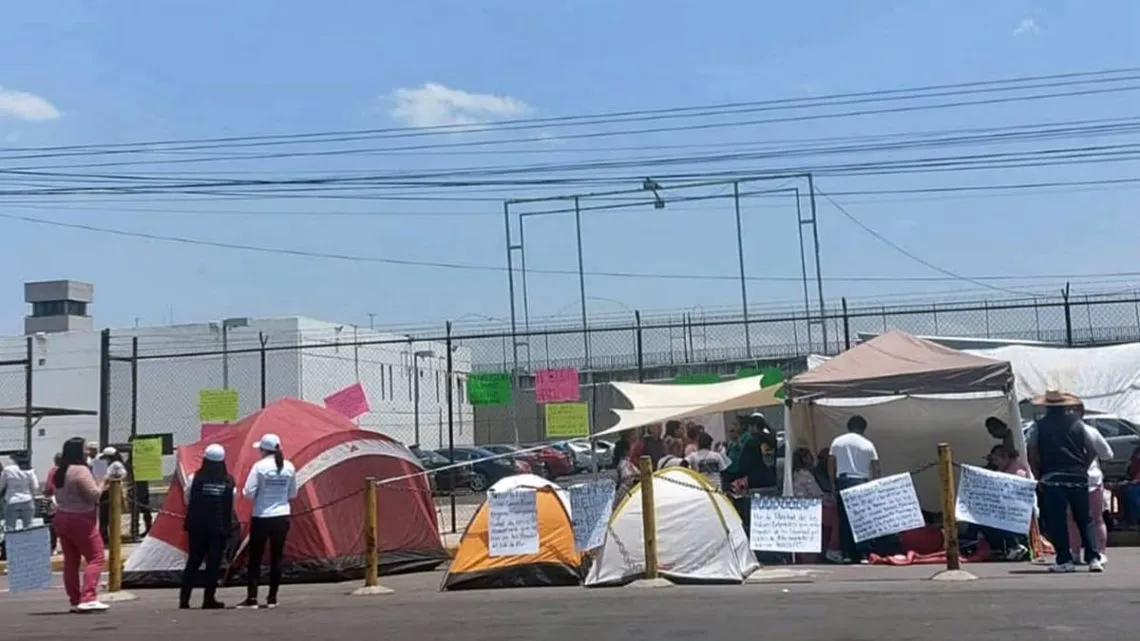 Familiares de internos protestan afuera de penales mexiquenses
