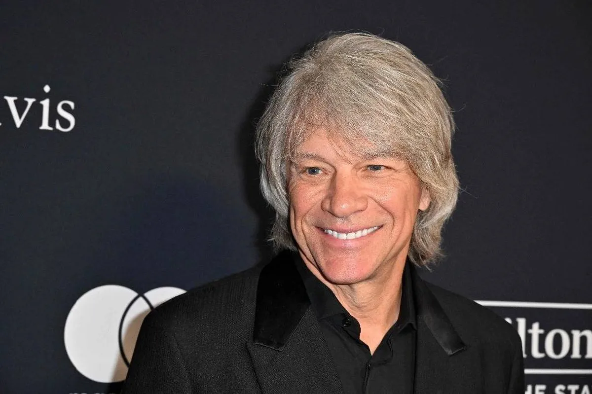 [VIDEO] Jon Bon Jovi evita que mujer salte de un puente en EU