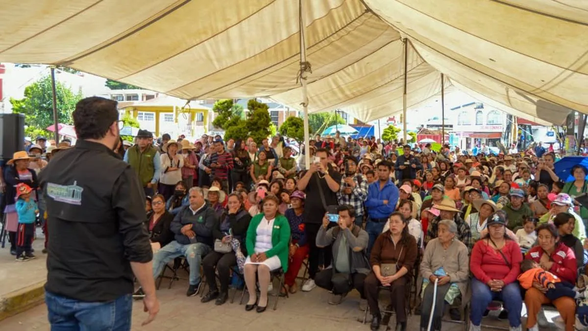 Almoloya de Juárez: entregan 30 camiones de barro a artesanos en Santiaguito
