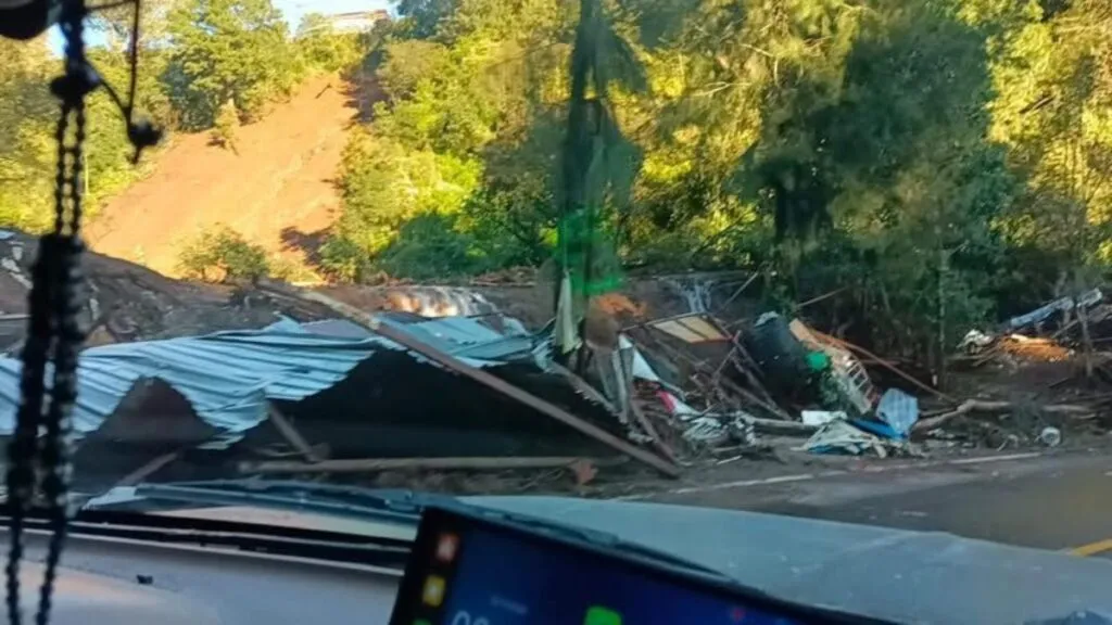 Bomberos del Edomex ayudan a afectados por lluvias en Veracruz y Puebla