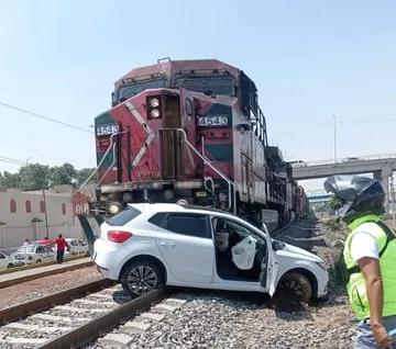 Tren embiste a automóvil que intentó ganarle el paso en Ecatepec [VIDEO]