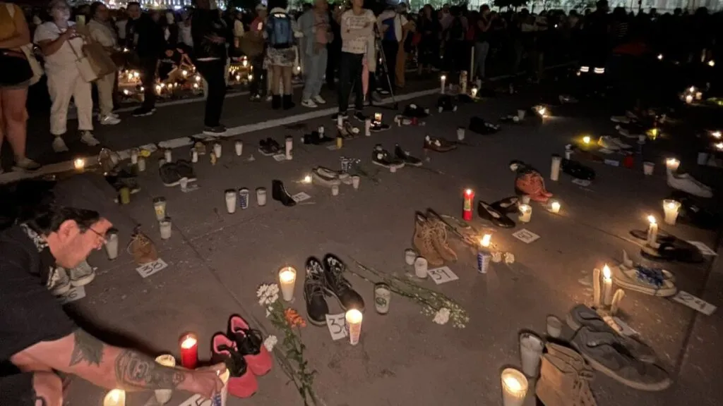 Zócalo de la CDMX se llenó de pares de zapatos y velas por Luto Nacional
