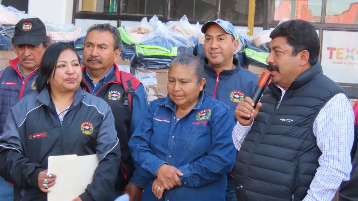 Gobierno de Texcoco entregó uniformes y arcones navideños a personal sindicalizado