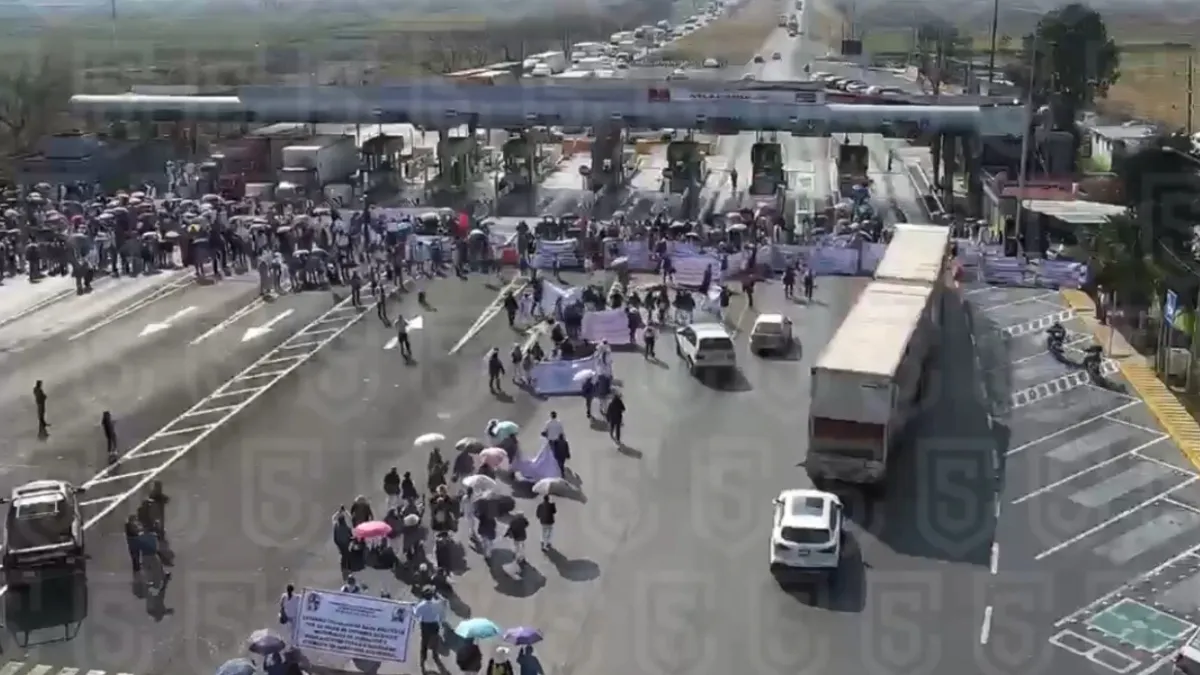 Transportistas colapsan las principales vialidades