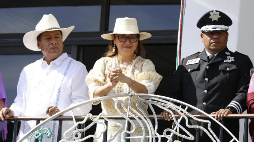 Azucena Cisneros resalta la defensa de la soberanía al dar el Grito de Independencia