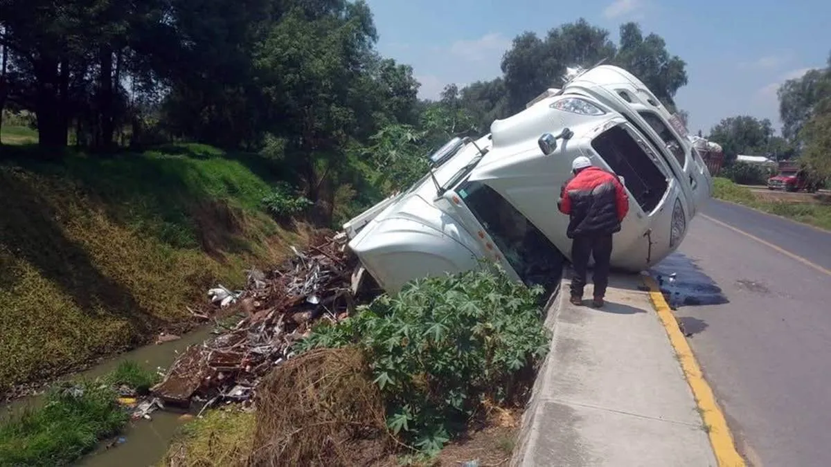 Vuelca tráiler cargado con fierro viejo en río de Teotihuacán