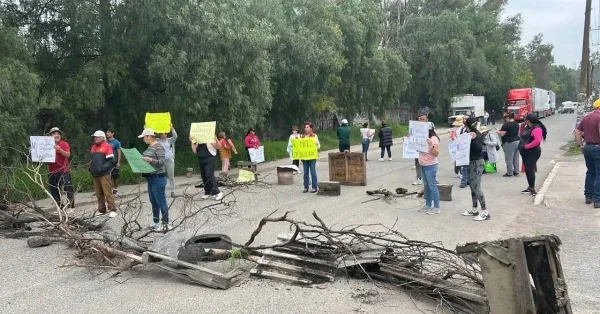 Los inconformes aseguran que las vialidades no están diseñadas para soportar el tránsito constante de vehículos de carga pesada.