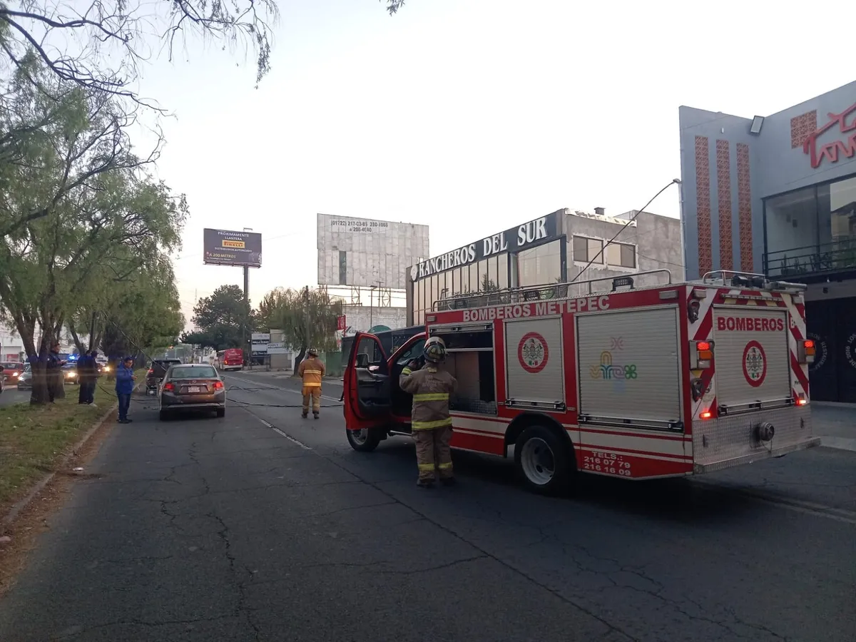 Tráiler derriba poste y autobús arrastra cables en avenida Tecnológico