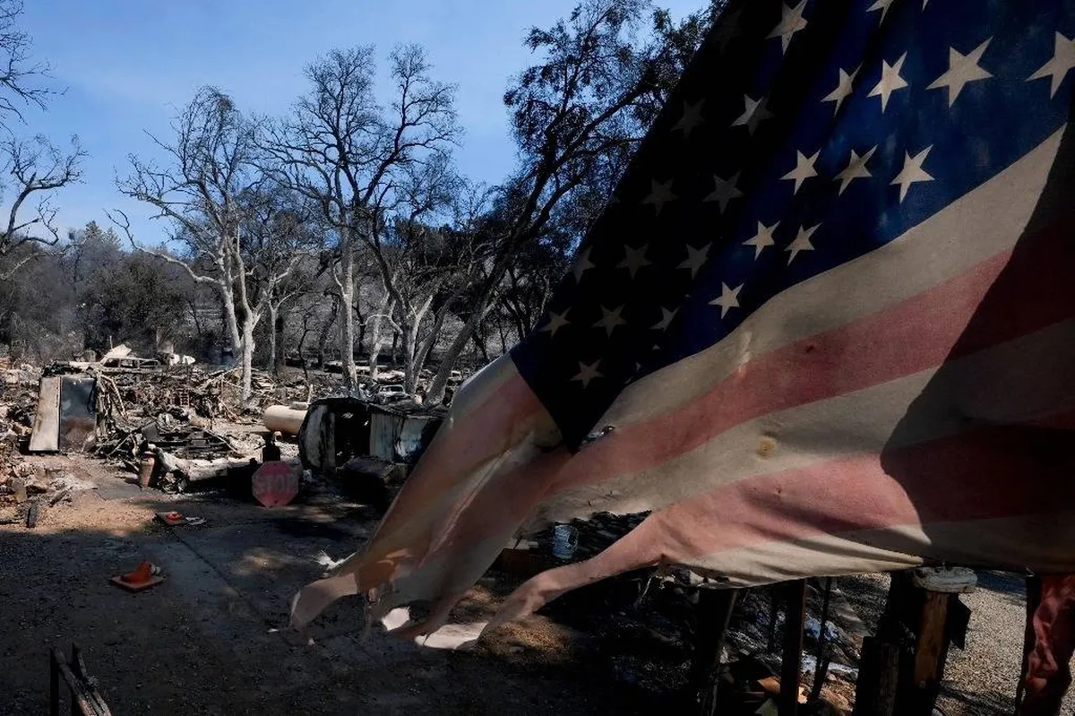 Incendios forestales arrasan con viviendas cerca de Los Ángeles