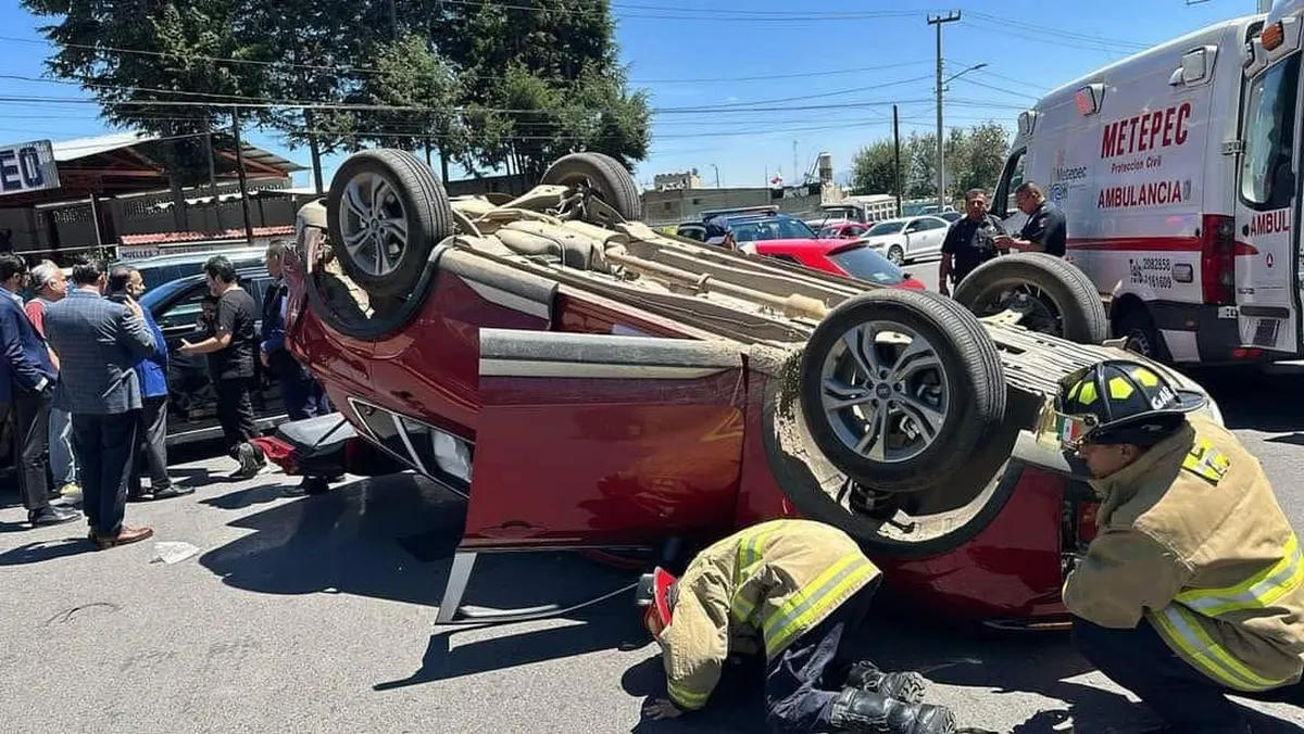 Metepec: Accidente automovilístico en la Toluca- Tenango; Fernando Flores apoya a lesionados