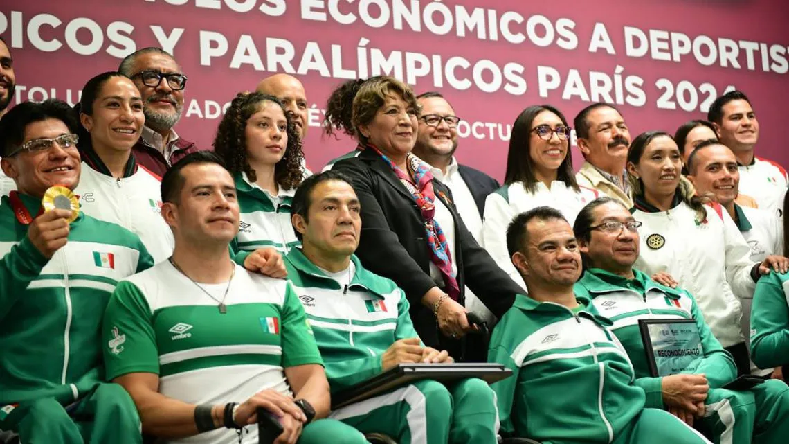 Delfina Gómez Álvarez y José Ramón López Beltrán entregan apoyo a deportistas
