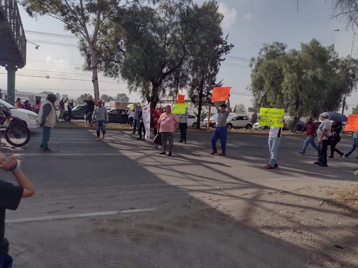 Con bloqueos vecinos de Texcoco y Chimalhuacán exigen agua