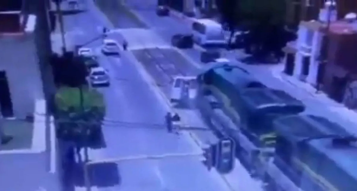 (Video) Tren impacta contra unidad de transporte público en Tlalnepantla