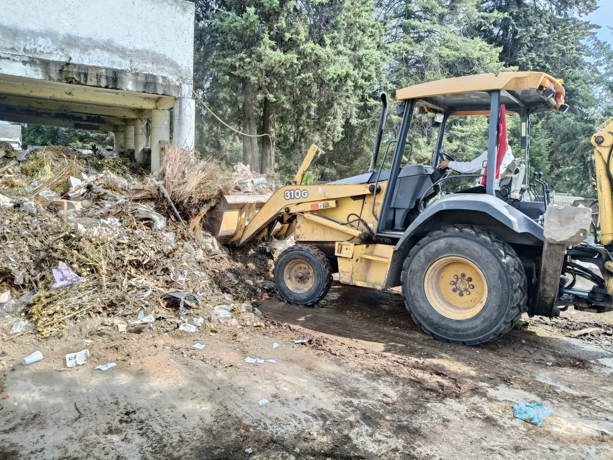 Brindan mantenimiento en panteones municipales de Toluca