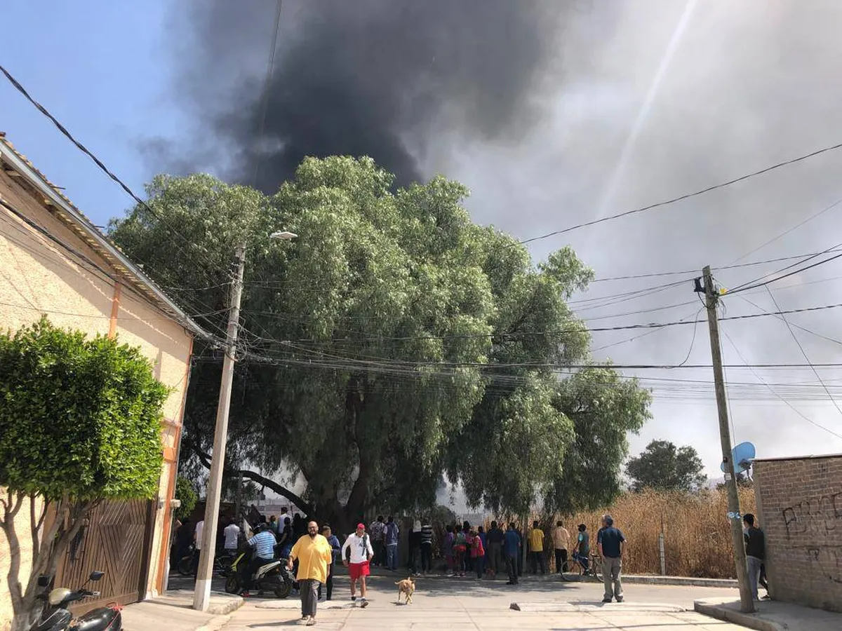 Incendio consume terreno baldío en Los Reyes la Paz