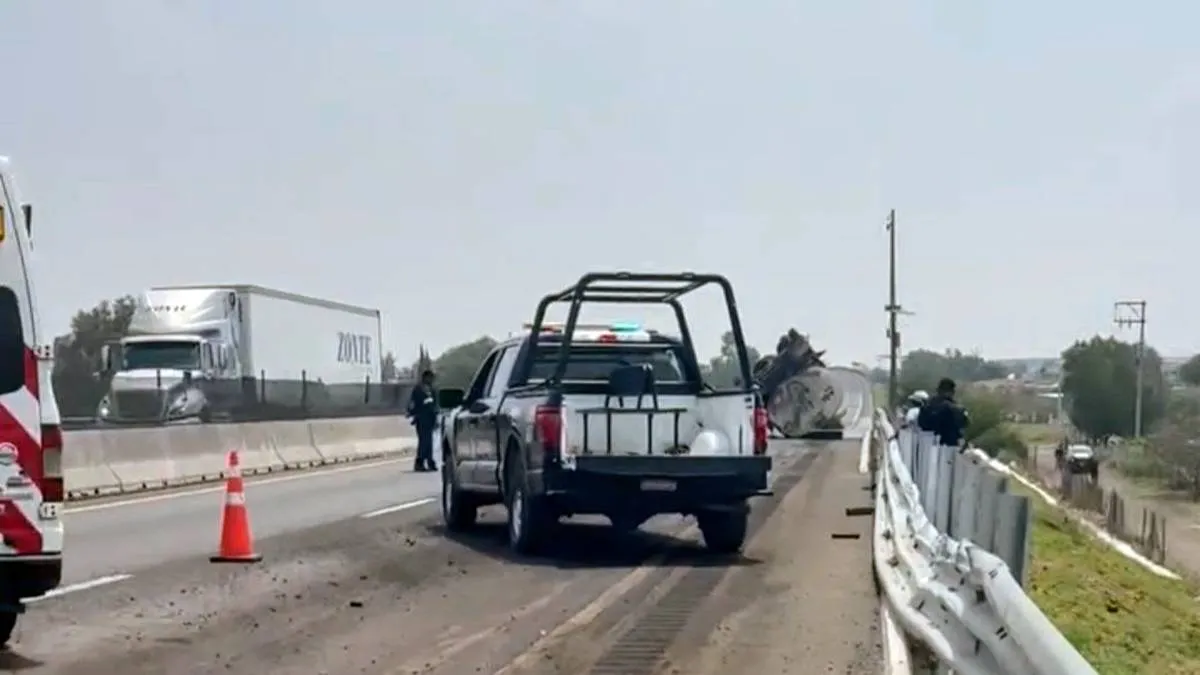 Volcadura de pipa paraliza el Circuito Exterior Mexiquense