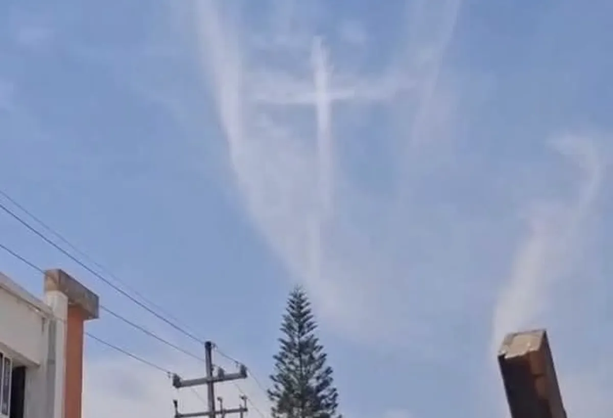 ¿Milagro? Aparece cruz en el cielo durante viacrucis en Tejupilco