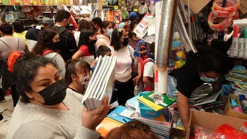 Ciclo escolar ya inició, padres aún padecen por gastos de compra de útiles