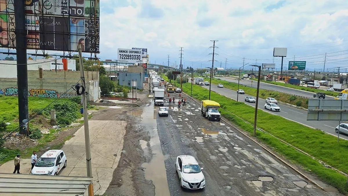 México- Toluca: Realizan obras de bacheo a la altura de San Mateo Atenco