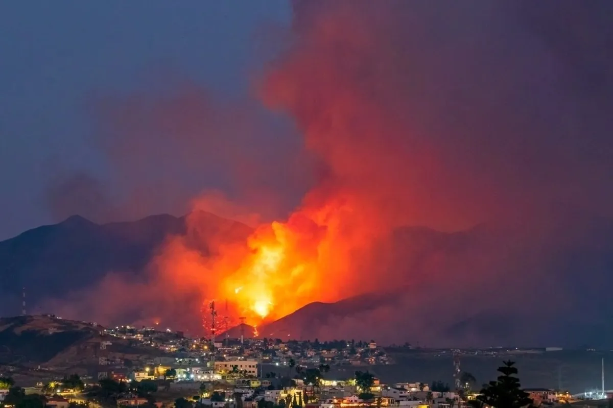 Vientos de “Los Ángeles” provocan incendio forestal en Baja California