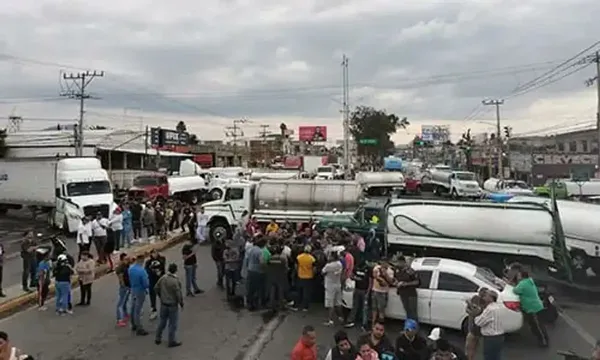 Bloqueos hoy en Edomex: transportistas cierran México–Toluca y México–Querétaro por inseguridad.