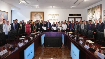 Sheinbaum anunció desde Palacio Nacional la renovación del acuerdo voluntario con gasolineros para combatir la inflación.