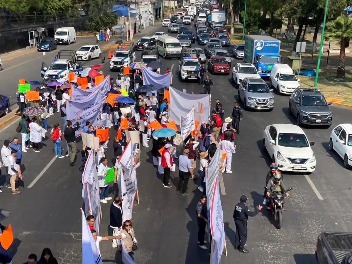 Los inconformes cerraron con dirección a la Ciudad de Toluca, con mantas y cartulinas, dónde exigen la dotación de insumos y prestaciones dignas