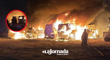 Incendio deja al menos cuatro autobuses calcinados en Tezoyuca
