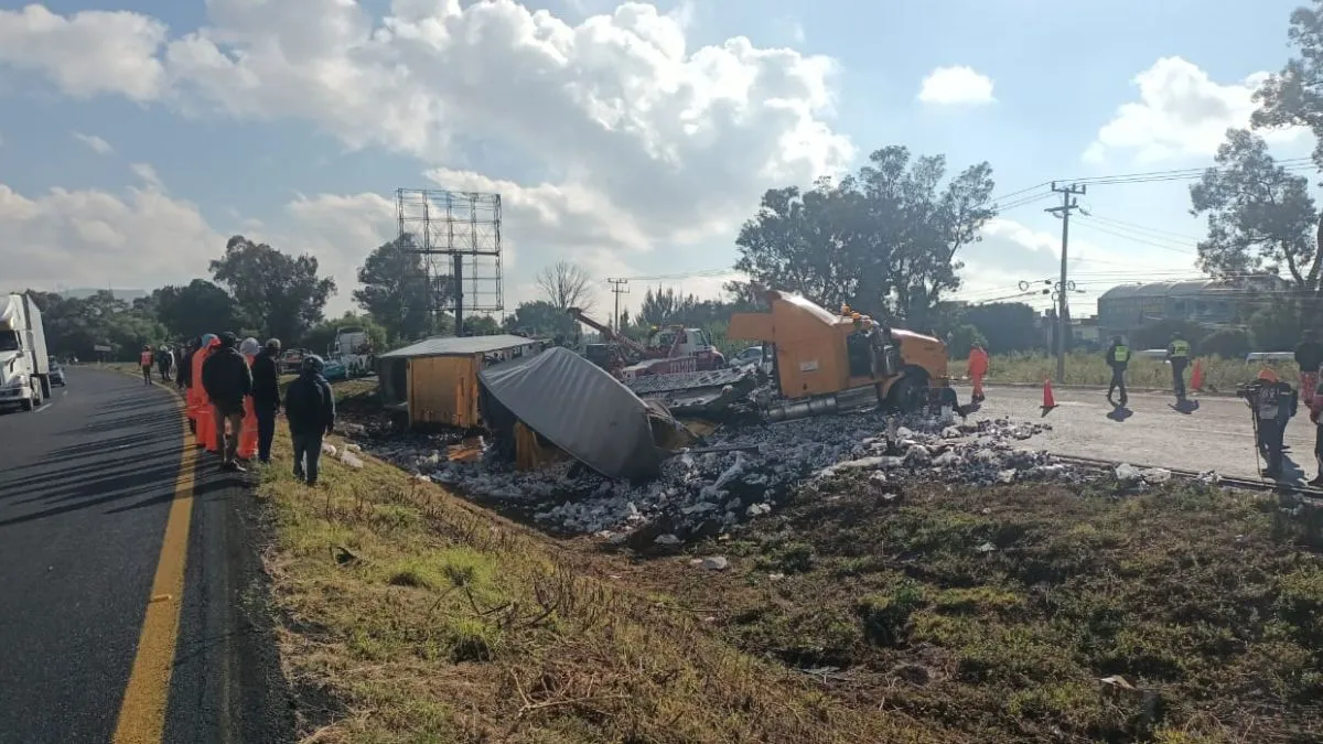 Tráiler con cerveza vuelca en la México–Pirámides