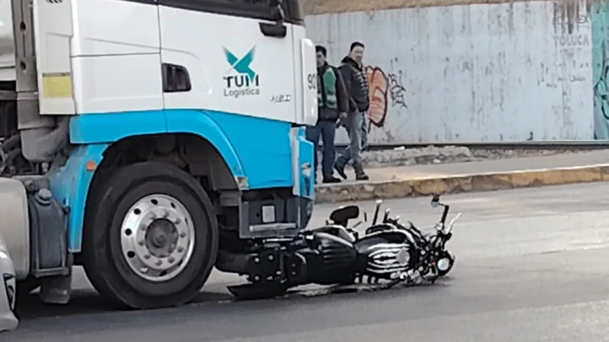 Choque en Comonfort y Tollocan provoca tráfico lento